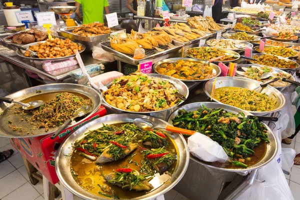 Comida tailandesa en un puesto en el mercado Or Tor Kor, Chatuchak, Bangkok, T —  Fotos de Stock