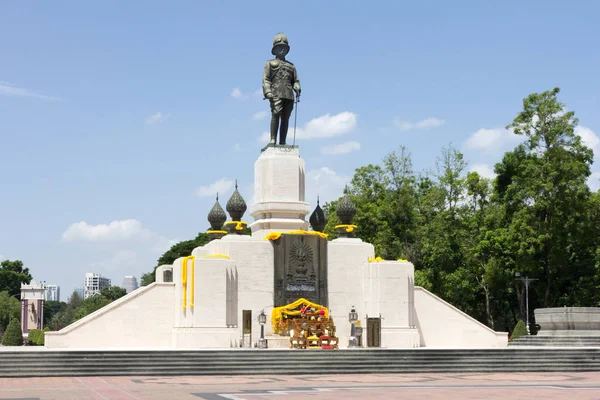 Standbeeld van koning Rama VI bij de ingang van Lumphini Park, Bangkok — Stockfoto