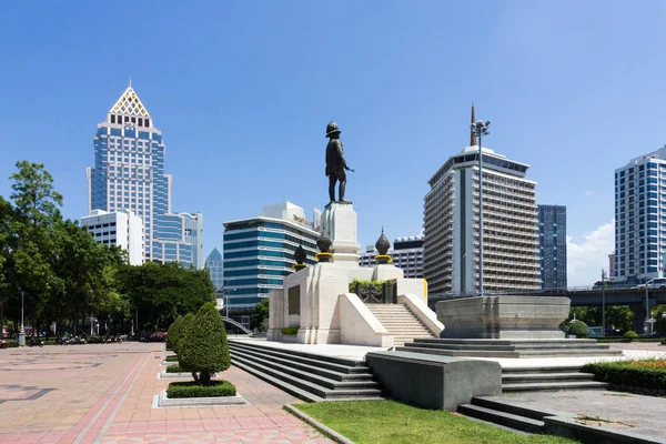 Statue of King Rama VI at the entrance to Lumphini park with off — Stock Photo, Image