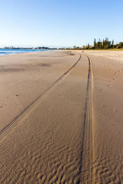 Däck spår i sanden, Surfer ' s Paradise, Gold Coast, Queensla — Stockfoto