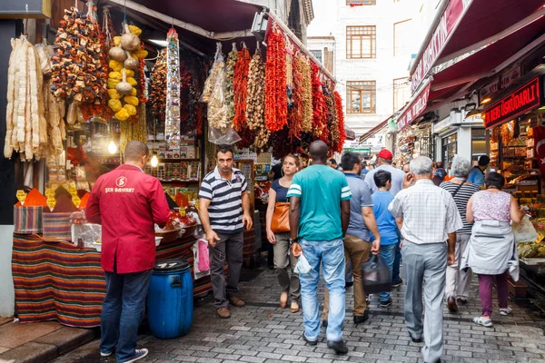 Ocupada calle comercial, Estambul, Turquía — Foto de Stock