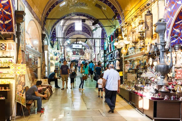 Emberek vásárlás, Grand Bazaar, Isztambul, Törökország — Stock Fotó