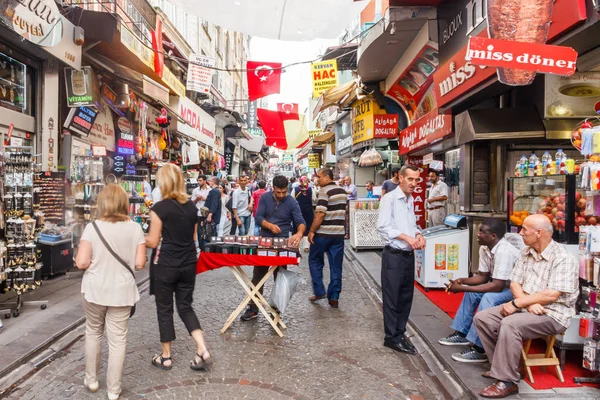 Busy shopping street, Istambul, Turquia — Fotografia de Stock