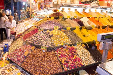 Baharat Pazarında Satılık Baharat ve çaylar