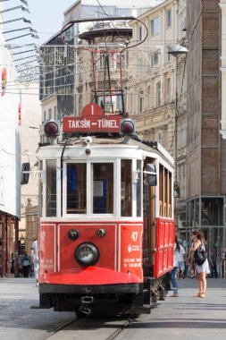 İstanbul, Türkiye - 22 Eylül 2015: Beyoğlu bölgesinde vintage tramvaya binen ler. Burası şehrin Asya yakasında..