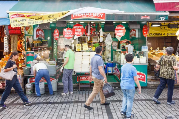 Compradores paseando por un puesto de queso — Foto de Stock
