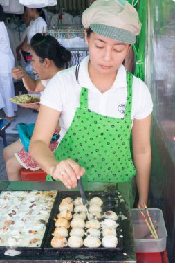 Phuket, Tayland - 13 Ekim 2015: Her yıl düzenlenen Phuket vejetaryen festivalinde vejetaryen yemek hazırlayan kadın. Festival aynı zamanda Dokuz İmparator Tanrılar Festivali olarak da bilinir.