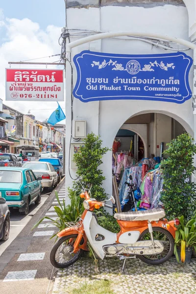 Panneau sur la route de Thalang indiquant la vieille ville de Phuket — Photo