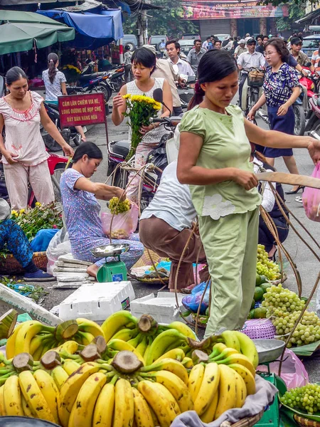 Muz ile meşgul sokak pazarı — Stok fotoğraf