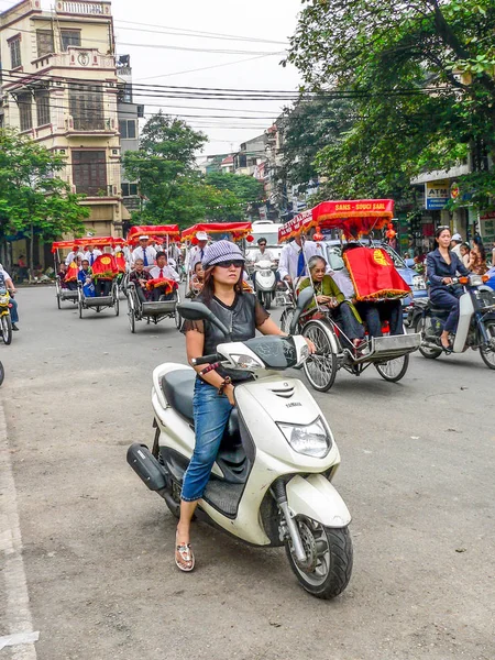 Dziewczyna na motocyklu z turystami — Zdjęcie stockowe