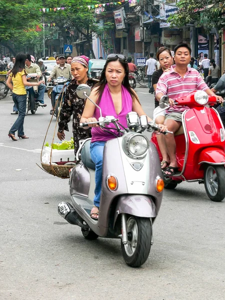 Flicka på motorcykel — Stockfoto