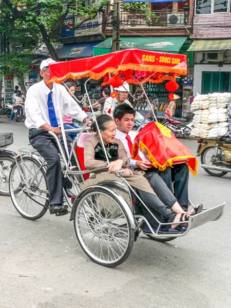 Tourists in rickshaws. — Stock Photo, Image