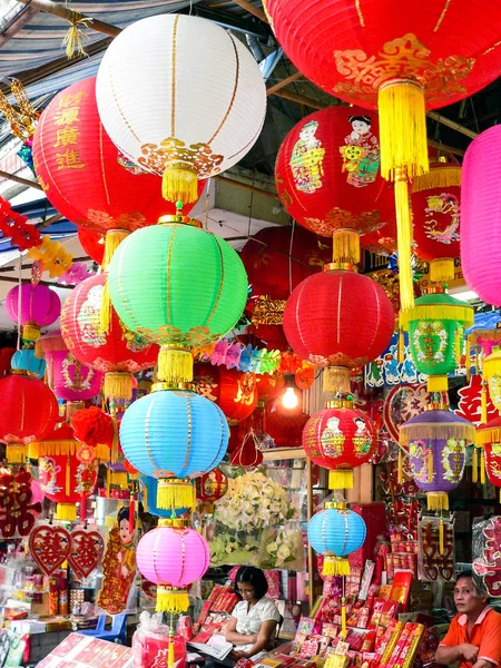 Loja na rua de papel vendendo lanternas de estilo chinês — Fotografia de Stock