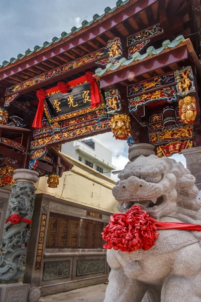 Chinese Bescherm Leeuw en poort — Stockfoto