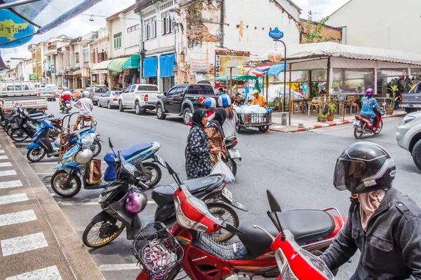 Bilar och motorcyklar parkerade på Thalang Road. — Stockfoto