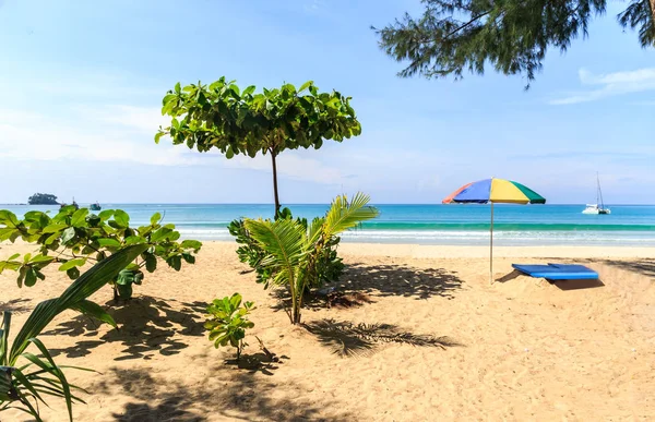 Sun umbrella and sunbed on Nai Yang beach — Stock Photo, Image