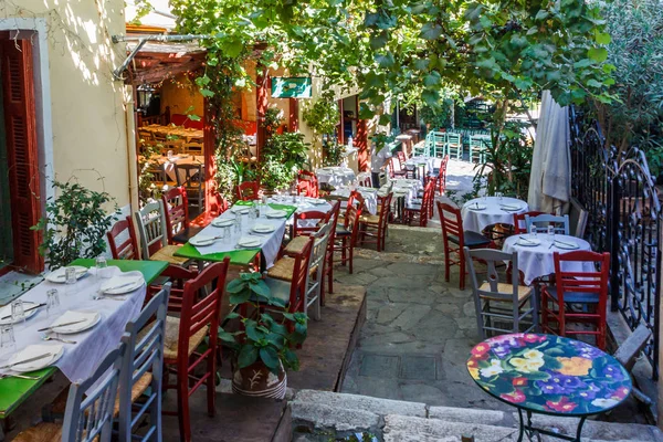 Restaurant typique dans le quartier de Plaka — Photo