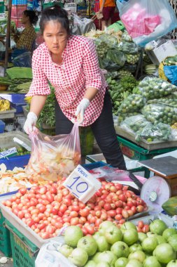 Bangkok Khlong Toei pazarında sebze tezgahı, Tayland