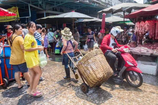 Rušný trh s Khlong Toei v Bangkoku, Thajsko — Stock fotografie