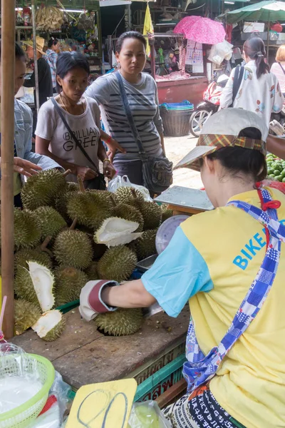 Žena krájí Durianské ovoce, které sledovali zákazníci na Khong Toei — Stock fotografie