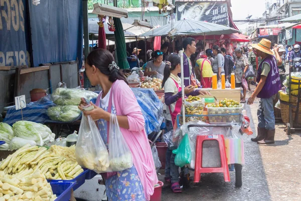 Upptagen marknadsplats på Khong Toei våtmarknad i Bangkok, Thailand — Stockfoto