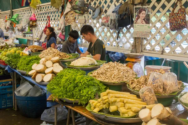 Puesto de verduras en el mercado húmedo Khong Toei en Bangkok, Tailandia — Foto de Stock