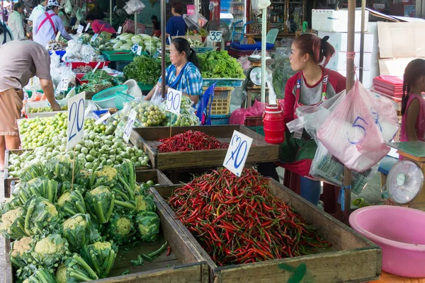 Barraca de legumes no mercado de Khlong Toei em Bangkok, Tailândia Fotos De Bancos De Imagens