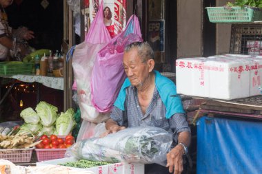 Bangkok, Tayland - 25 Nisan 2016: Çin Mahallesi'nde sebze satıcısı. Bölgede birçok işletme var..