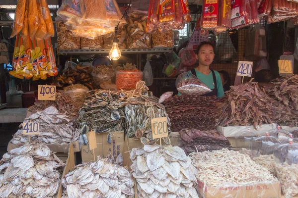 Puesto de pescado seco en el mercado húmedo Khong Toei en Bangkok, Tailandia — Foto de Stock