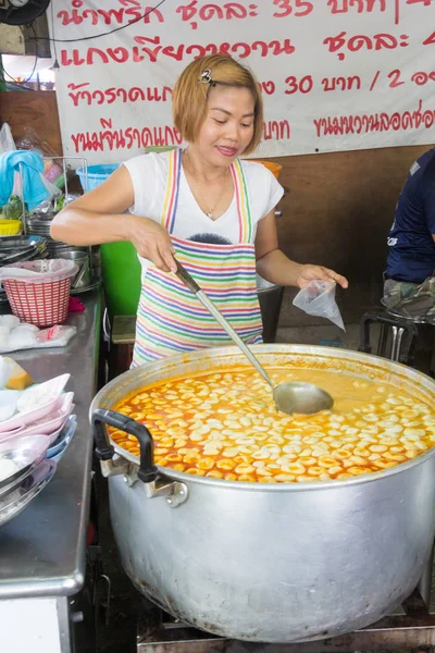 Thailändisches Essen auf dem nassen Markt von Khlong Toei in Bangkok, Thailand — Stockfoto