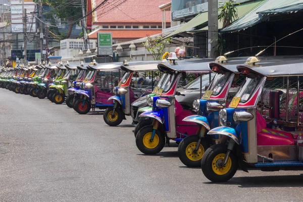 Tuk tuks lined up on a Bangkok street, Thailand — Stock Photo, Image