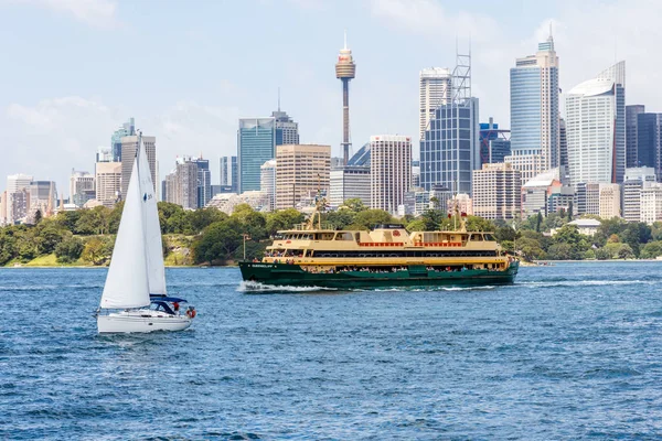 The Manly ferry and a yacht — Stock Photo, Image