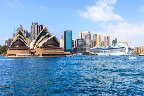 Sydney Limanı'nda demirlemiş yolcu gemisi — Stok fotoğraf