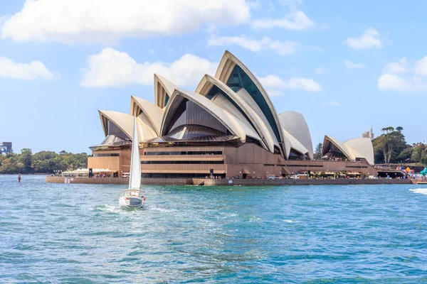 A yacht sails past the Opera House — Stock Photo, Image