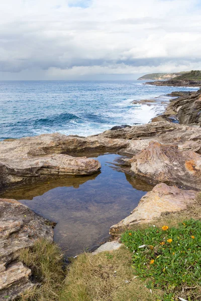 Costa de Nueva Gales del Sur cerca de la Bahía de Agua Dulce, Sydney, Australia — Foto de Stock