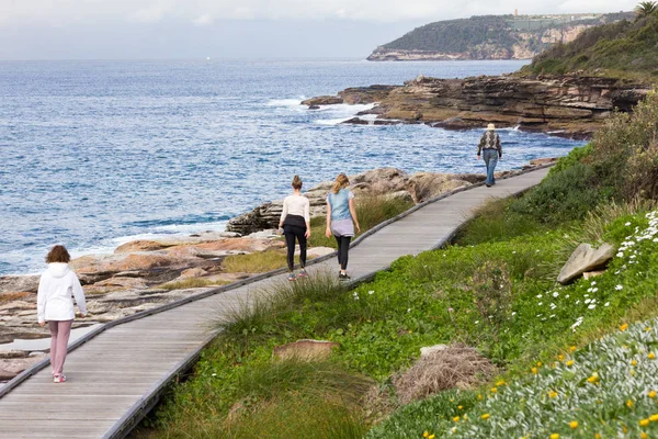 Ludzie Spacerują Wzdłuż Promenady Wybrzeżu Nowej Południowej Walii Pobliżu Freshwater — Zdjęcie stockowe