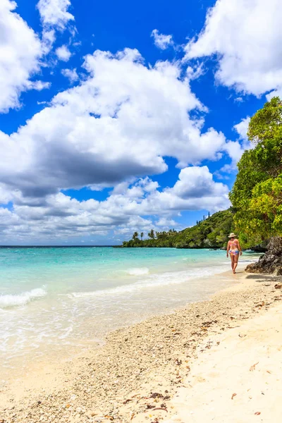 Senior woman walking on white sand Easo beach — Stock Photo, Image