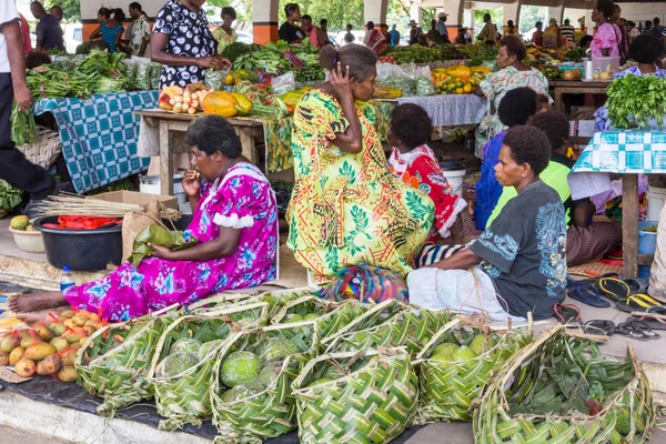 Vendors at fresh fruit and vegetable market — Stock Photo, Image