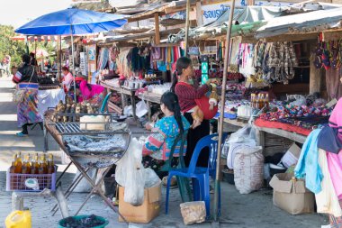 Bir yol kenarı tepe kabile pazarında Satıcılar, Chiang Rai eyaleti, Th