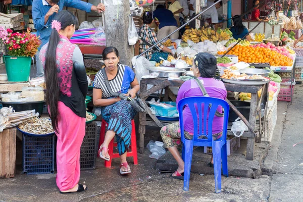 Birmane fille avec les cheveux très longs parler aux vendeurs sur la marke — Photo