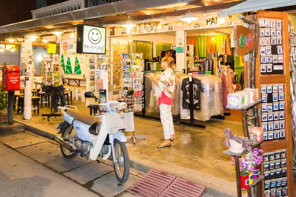 Turist shopping för vykort i en souvenirbutik i Pai, Mae Ho — Stockfoto