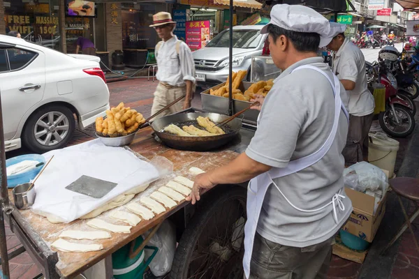 Man stekning churros på en gata mat vagn i Chinatown, Bangkok, — Stockfoto