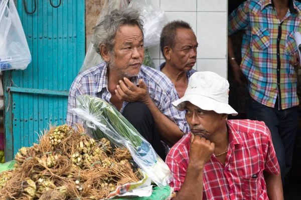 Dodavatelé zeleniny na trhu v pak Khlong Talat čekají na podnikatele — Stock fotografie