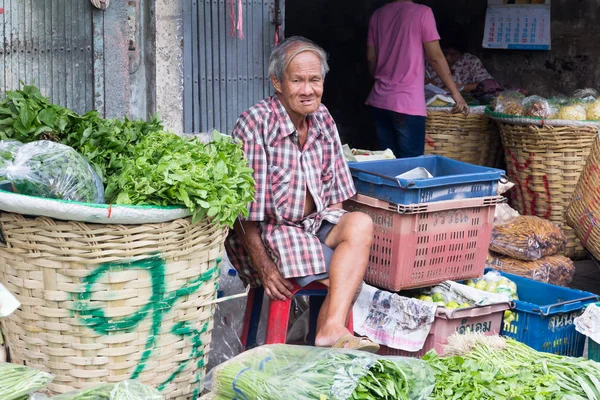Pak Khlong Talat pazarında sebze satıcısı iş bekliyor — Stok fotoğraf