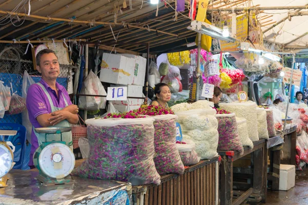 Dodavatelé na květinových trzích v pak Khlong Talat, Bangkok, Thajsko — Stock fotografie