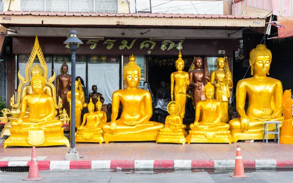 Grandes imágenes de buddha a la venta fuera de una tienda, Bangkok, Tailandia —  Fotos de Stock
