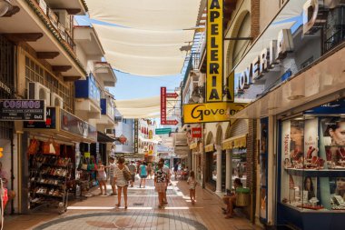 Ana alışveriş caddesinde alışveriş yapanlar. 