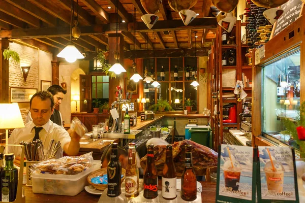 Barkeeper arbeiten in einer Bar — Stockfoto