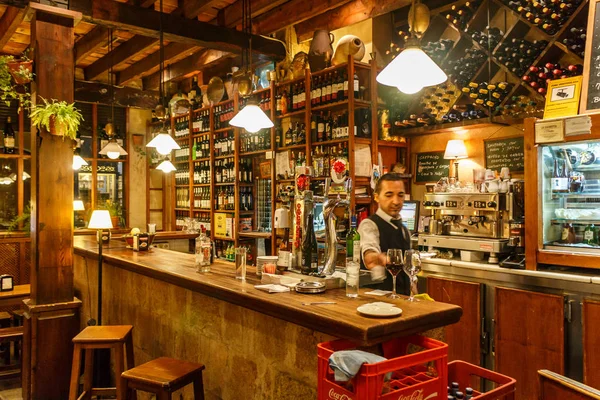 Barmenler bir barda çalışıyor 