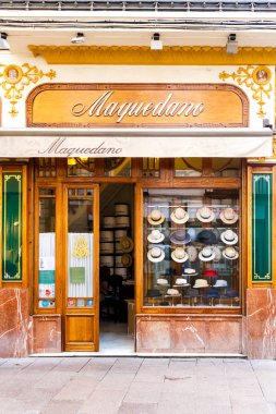 Eski moda cephe ile Hat dükkanı. 